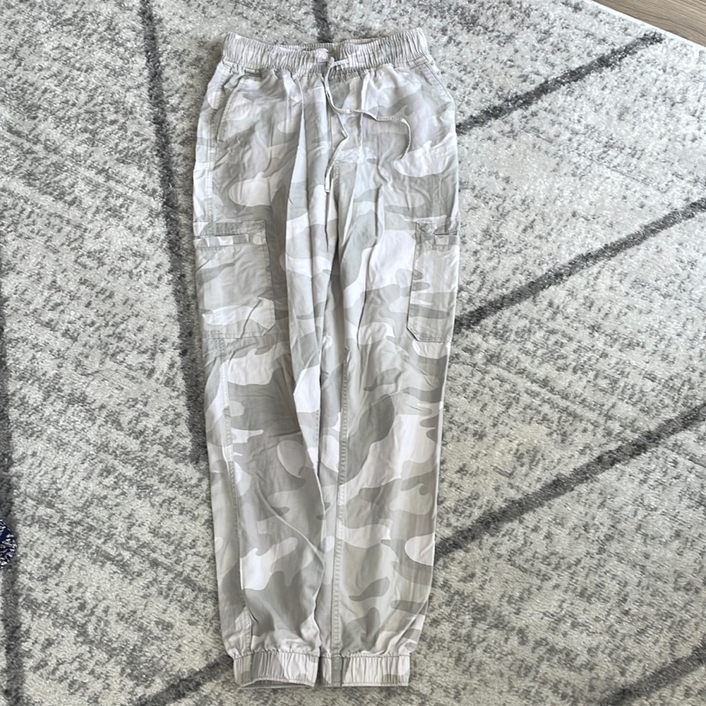 Hollister, camo pants, white